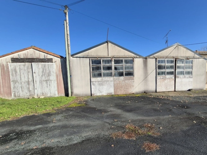 Photos 2 - Rurale - Vaste entrepôt d’environ 260 m² avec garage attenant et terrain – Saint-Savinien 17350