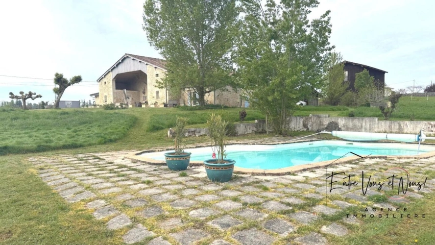 Photos 2 - Touristique - MAISON EN PIERRE SUR UNE PROPRIÉTÉ DE 8 HECTARES