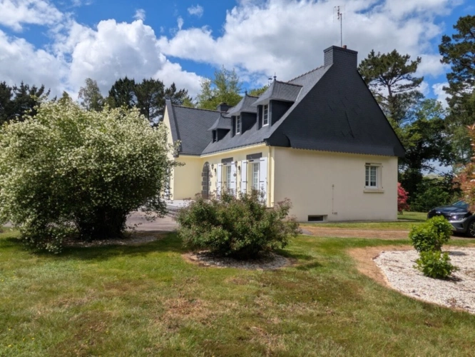 Photos 4 - Prestige - PRIZIAC PROPRIÉTÉ COMPOSÉE D'UNE MAISON DE TYPE NÉO BRETONNE DE 8 PIECES EN TRES BON ETAT GENERAL GRANDE DÉPENDANCES PARCELLE DE 1 HECTARE 47 ARES