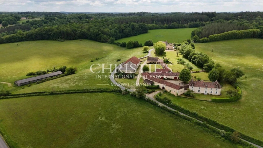 Photos 2 - Prestige - Un domaine d’exception en Dordogne : manoir du XVIIIe siècle, propriété équestre et art de vivre en pleine nature