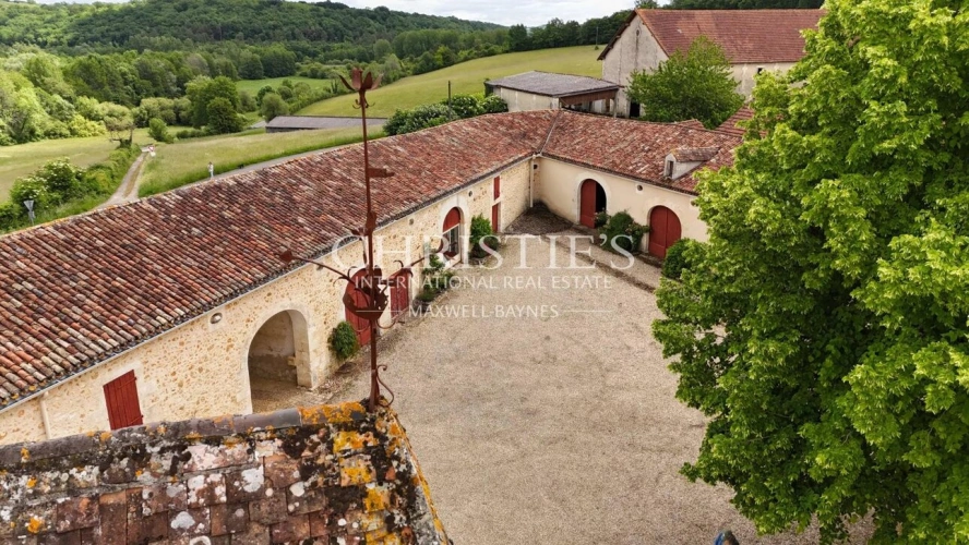 Photos 24 - Prestige - Un domaine d’exception en Dordogne : manoir du XVIIIe siècle, propriété équestre et art de vivre en pleine nature