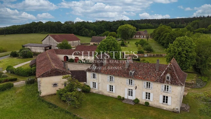 Photos 25 - Prestige - Un domaine d’exception en Dordogne : manoir du XVIIIe siècle, propriété équestre et art de vivre en pleine nature