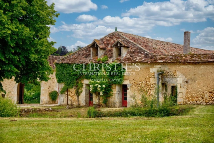 Photos 34 - Prestige - Un domaine d’exception en Dordogne : manoir du XVIIIe siècle, propriété équestre et art de vivre en pleine nature