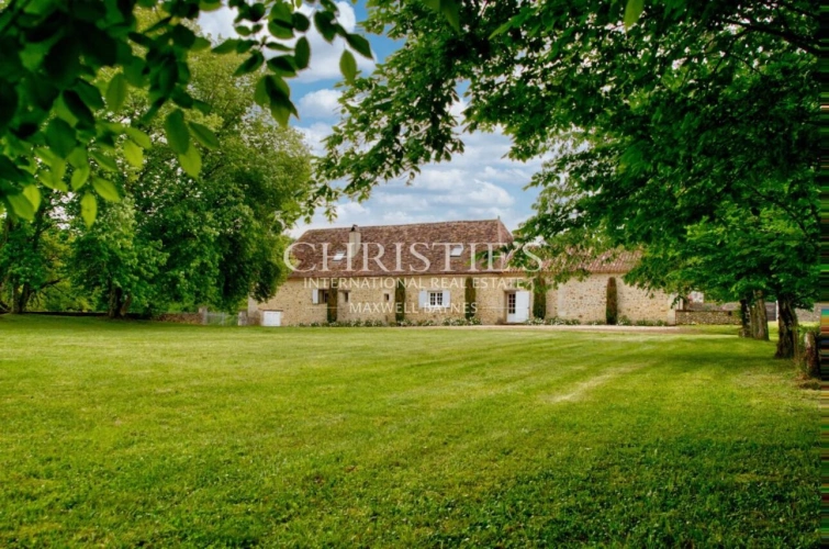 Photos 35 - Prestige - Un domaine d’exception en Dordogne : manoir du XVIIIe siècle, propriété équestre et art de vivre en pleine nature