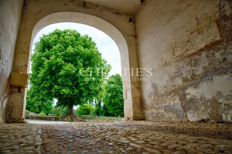 Photos 37 - Prestige - Un domaine d’exception en Dordogne : manoir du XVIIIe siècle, propriété équestre et art de vivre en pleine nature
