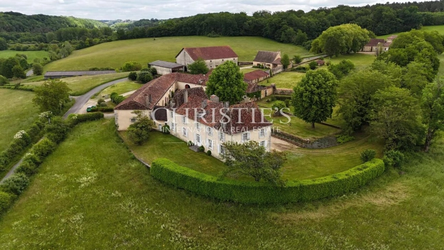 Photos 45 - Prestige - Un domaine d’exception en Dordogne : manoir du XVIIIe siècle, propriété équestre et art de vivre en pleine nature