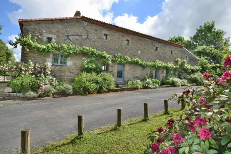 Photos 2 - Touristique - Domaine d'exception - CHAVAGNES EN PAILLERS (85) - 2 maisons d'habitations ainsi que 2 gîtes avec piscine
