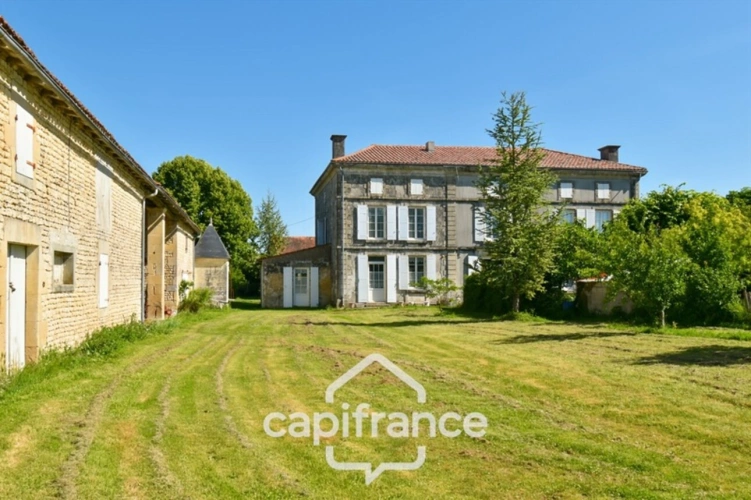 Photos 1 - Prestige - Propriété à vendre 14 pièces PAILLE (17) sur 4800m² de terrain avec nombreuses dépendances