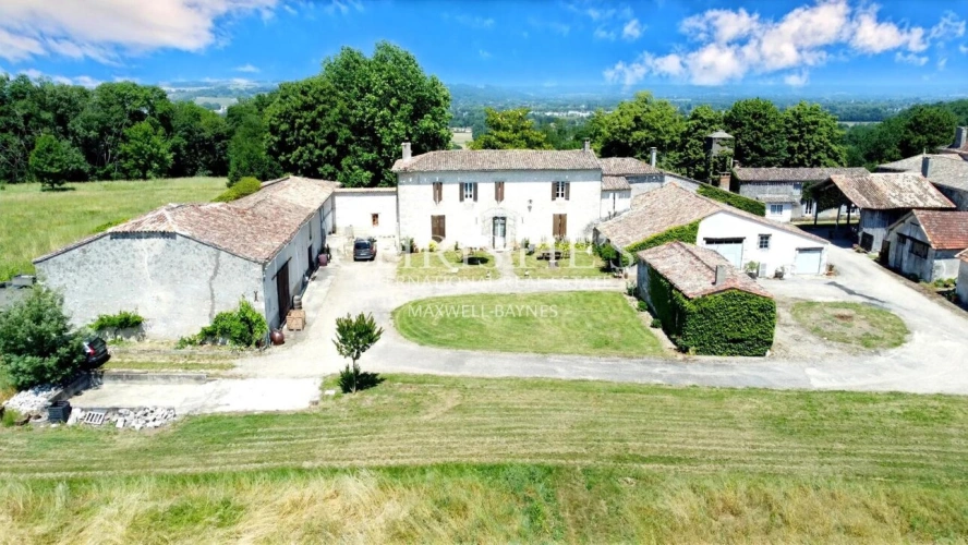 Photos 1 - Équestre - Propriété de 18 hectares avec vue dominante, maison de maître et gites - superbe potentiel  !
