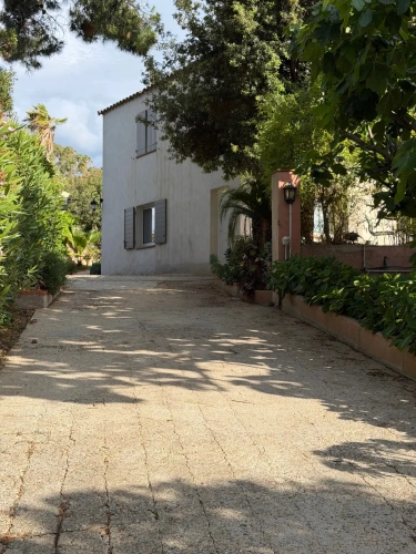 Photos 2 - Touristique - **Maison d'hôtes de charme avec vue panoramique sur la baie de Calvi**