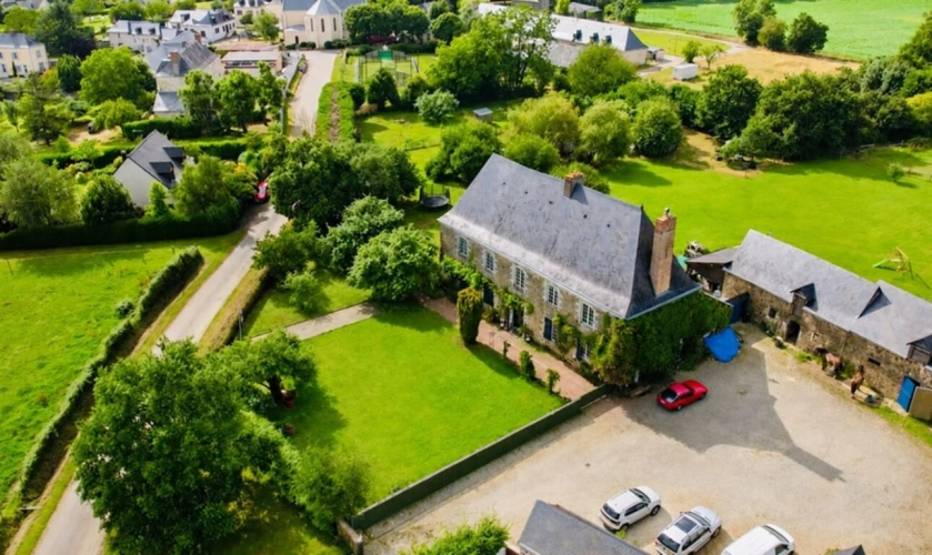 Photos 1 - Touristique - À VENDRE MAYENNE – Manoir d’exception du XIIIe siècle sur 3 hectares – Gîte ou demeure familiale de charme