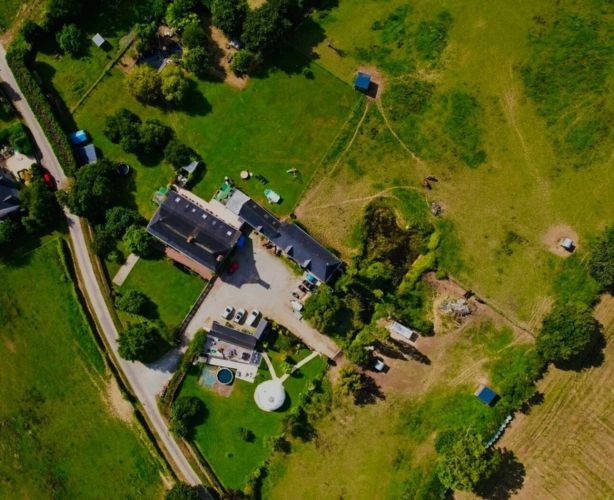 Photos 2 - Touristique - À VENDRE MAYENNE – Manoir d’exception du XIIIe siècle sur 3 hectares – Gîte ou demeure familiale de charme