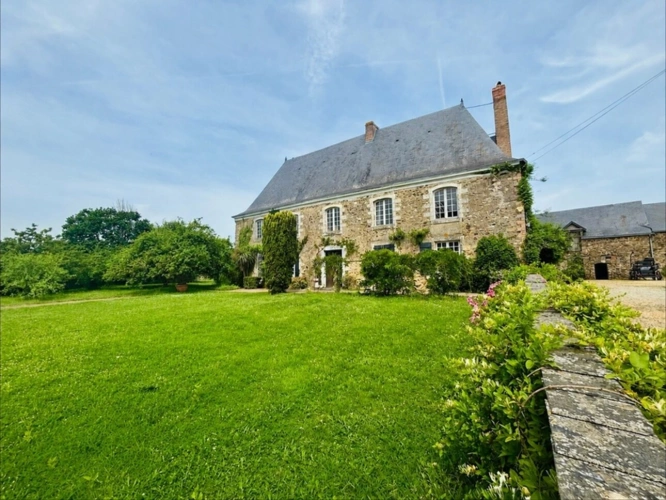 Photos 3 - Touristique - À VENDRE MAYENNE – Manoir d’exception du XIIIe siècle sur 3 hectares – Gîte ou demeure familiale de charme
