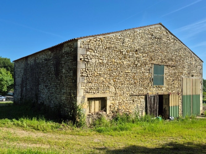 Photos 1 - Rurale - Grange agricole 170 m² avec terrain – Saint-Coutant-le-Grand 17430