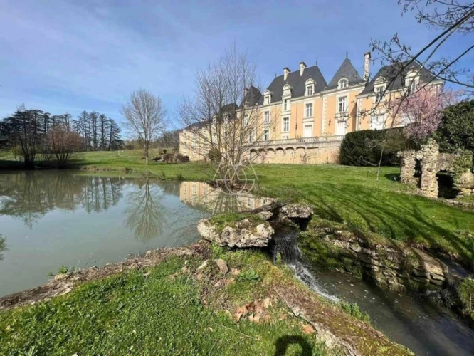 Photos 3 - Prestige - Château du XIXe siècle avec un parc de 75 ha, situé à proximité immédiate de Poitiers