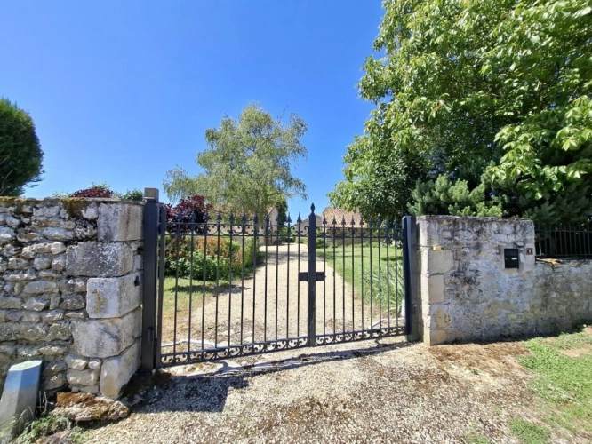 Photos 1 - Rurale - Propriété de caractère avec dépendances, piscine couverte et
