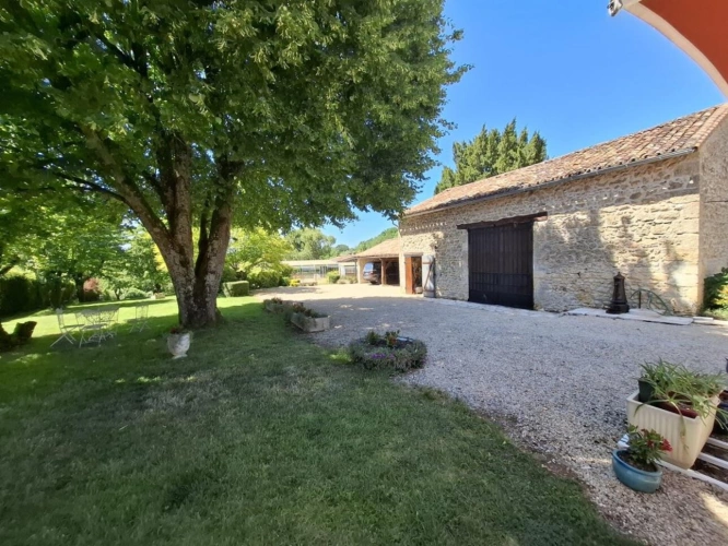 Photos 10 - Rurale - Propriété de caractère avec dépendances, piscine couverte et