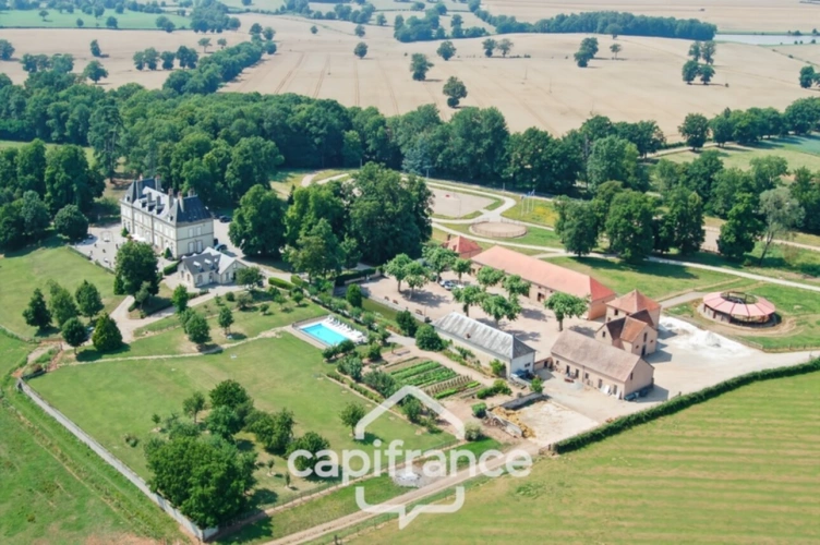 Photos 1 - Équestre - Château, installation équestre (haras) à vendre au coeur du bocage bourbonnais - Maison de gardien, club house, maison des cavaliers, boxes, écuries - Terrain de 40 hectares