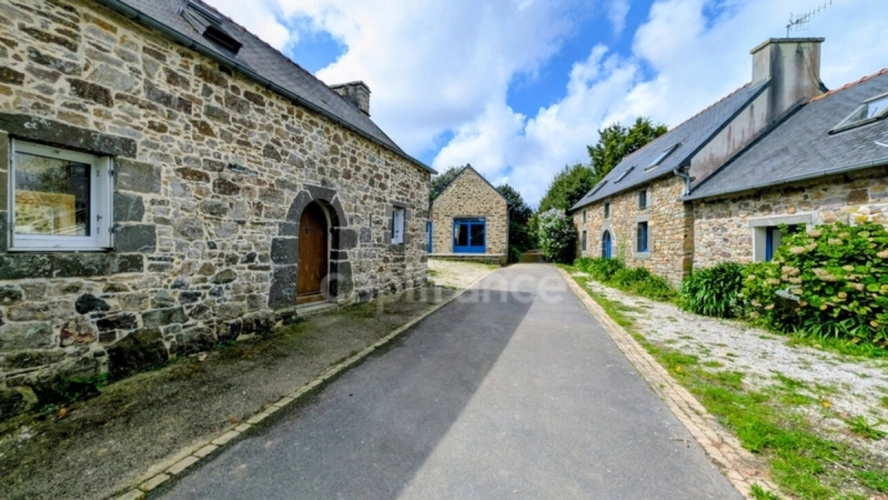 Photos 2 - Touristique - Grands Gîtes avec Maison d'Habitation  - ROSNOEN (29)