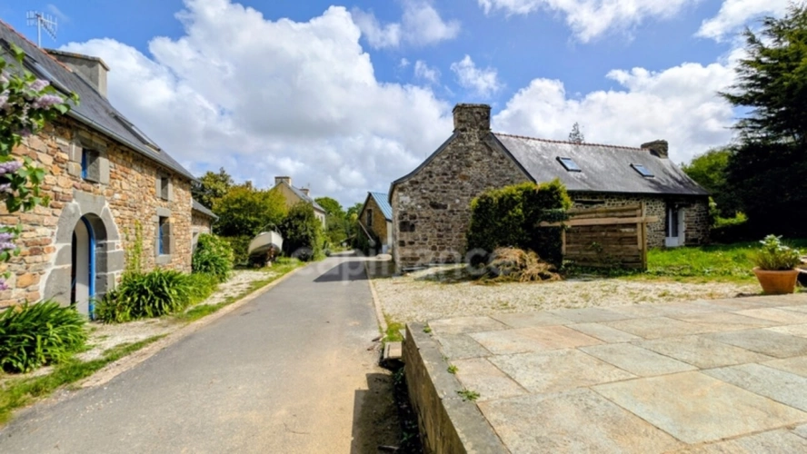 Photos 3 - Touristique - Grands Gîtes avec Maison d'Habitation  - ROSNOEN (29)