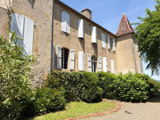 Photos 4 - Prestige - Gers(32), TRES BEAU CHATEAU DE FAMILLE 45HA avec dependances, un peu caché, en position dominante, une belle histoire