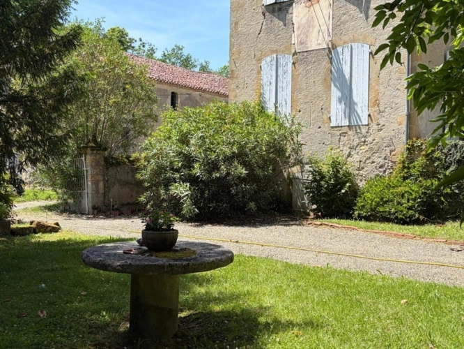 Photos 17 - Prestige - Gers(32), TRES BEAU CHATEAU DE FAMILLE 45HA avec dependances, un peu caché, en position dominante, une belle histoire