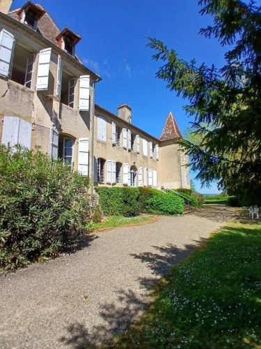 Photos 29 - Prestige - Gers(32), TRES BEAU CHATEAU DE FAMILLE 45HA avec dependances, un peu caché, en position dominante, une belle histoire