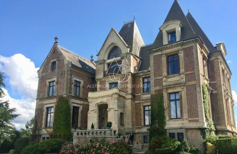Photos 2 - Prestige - Majestueux château de style Renaissance perché sur un rocher en Suisse Normande