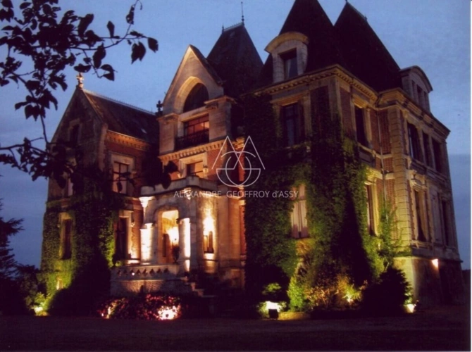 Photos 4 - Prestige - Majestueux château de style Renaissance perché sur un rocher en Suisse Normande