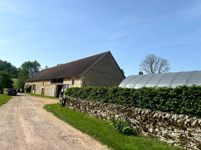 Photos 2 - Rurale - ENSEMBLE DE GRANGES ET TERRES – PLUS DE 7 HECTARES – ENTRE POUILLY-EN-AUXOIS ET SAULIEU