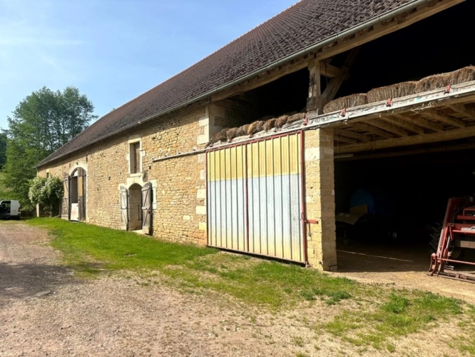 Photos 6 - Rurale - ENSEMBLE DE GRANGES ET TERRES – PLUS DE 7 HECTARES – ENTRE POUILLY-EN-AUXOIS ET SAULIEU