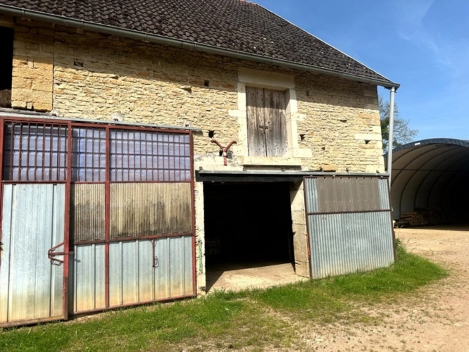 Photos 8 - Rurale - ENSEMBLE DE GRANGES ET TERRES – PLUS DE 7 HECTARES – ENTRE POUILLY-EN-AUXOIS ET SAULIEU