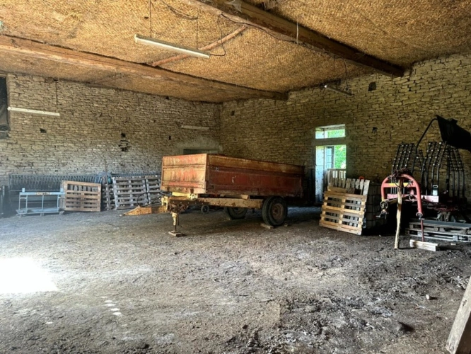 Photos 12 - Rurale - ENSEMBLE DE GRANGES ET TERRES – PLUS DE 7 HECTARES – ENTRE POUILLY-EN-AUXOIS ET SAULIEU