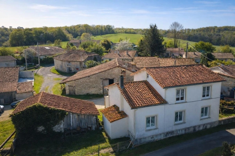 Photos 17 - Rurale - Ancien corps de ferme avec dépendances et potentiel
