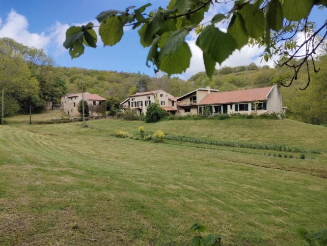 Photos 1 - Prestige - Exceptionnel !!! Ensemble immobilier sur 93 HA de terres avec ruisseau , sources