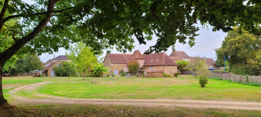 Photos 1 - Prestige - MAISON EN PIERRES ,  DEPENDANCES ,1 HECTARE ,  SAINT YRIEIX LA PERCHE ,  HAUTE-VIENNE