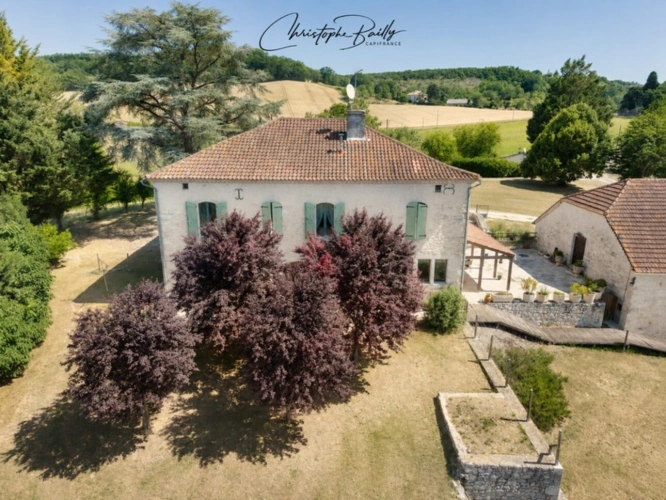 Photos 1 - Touristique - Lauzerte, propriété en pierre avec maison d’amis, piscine et vue sur 9 306 m², proche Montauban