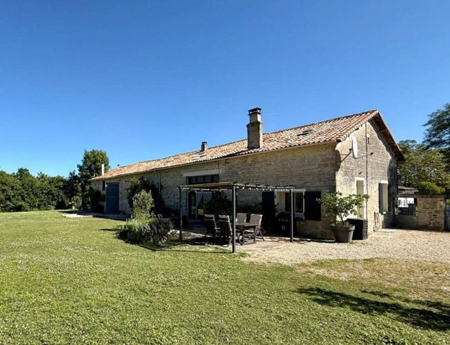 Photos 2 - Prestige - Propriété de charme au style de vie français avec deux gîtes, un vignoble et une piscine