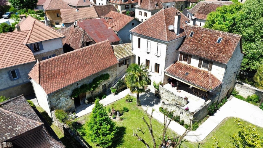 Photos 1 - Prestige - Ilôt rénové dans village médiéval