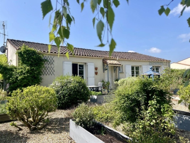 Photos 1 - Prestige - Maison avec sous-sol, 4 chambres et piscine, vues imprénable