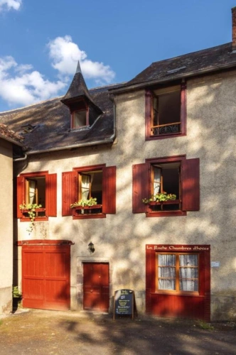 Photos 1 - Touristique - Maison de caractère avec chambres d'hôtes et local commercial au coeur de Ségur-le-Château