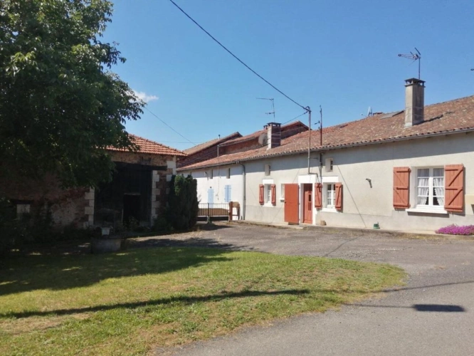 Photos 6 - Rurale - Chirac - maison avec grange, terrain et source d'eau - petite exploitation