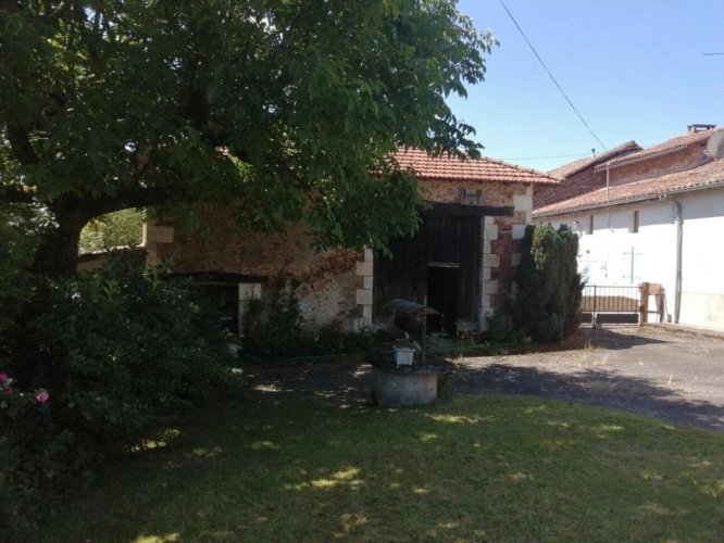 Photos 12 - Rurale - Chirac - maison avec grange, terrain et source d'eau - petite exploitation