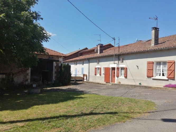 Photos 16 - Rurale - Chirac - maison avec grange, terrain et source d'eau - petite exploitation