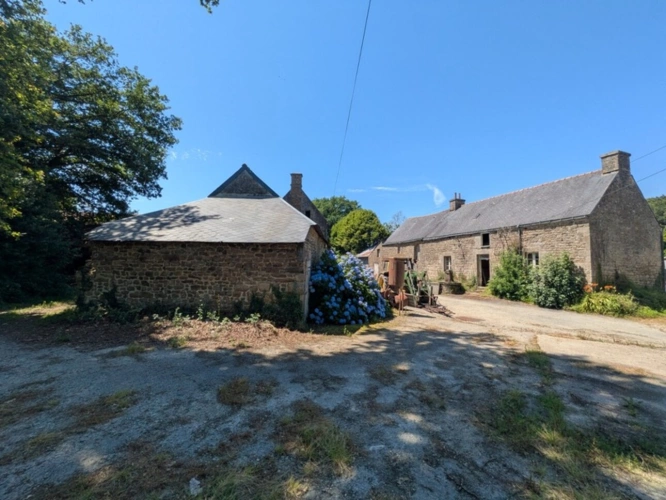 Photos 1 - Rurale - LOCMALO CORPS DE FERME COMPOSE 2 GRANDES LONGÈRES EN PIERRE DE 105m² ENVIRON ET 130 M² ENVIRON DEUX HANGARS DE 530M³ ET 3500M² ET DÉPENDANCES PARCELLE DE 9000m² ENVIRON
