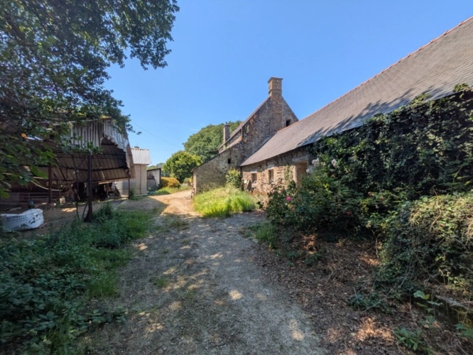 Photos 10 - Rurale - LOCMALO CORPS DE FERME COMPOSE 2 GRANDES LONGÈRES EN PIERRE DE 105m² ENVIRON ET 130 M² ENVIRON DEUX HANGARS DE 530M³ ET 3500M² ET DÉPENDANCES PARCELLE DE 9000m² ENVIRON