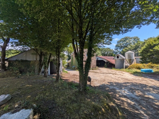 Photos 12 - Rurale - LOCMALO CORPS DE FERME COMPOSE 2 GRANDES LONGÈRES EN PIERRE DE 105m² ENVIRON ET 130 M² ENVIRON DEUX HANGARS DE 530M³ ET 3500M² ET DÉPENDANCES PARCELLE DE 9000m² ENVIRON