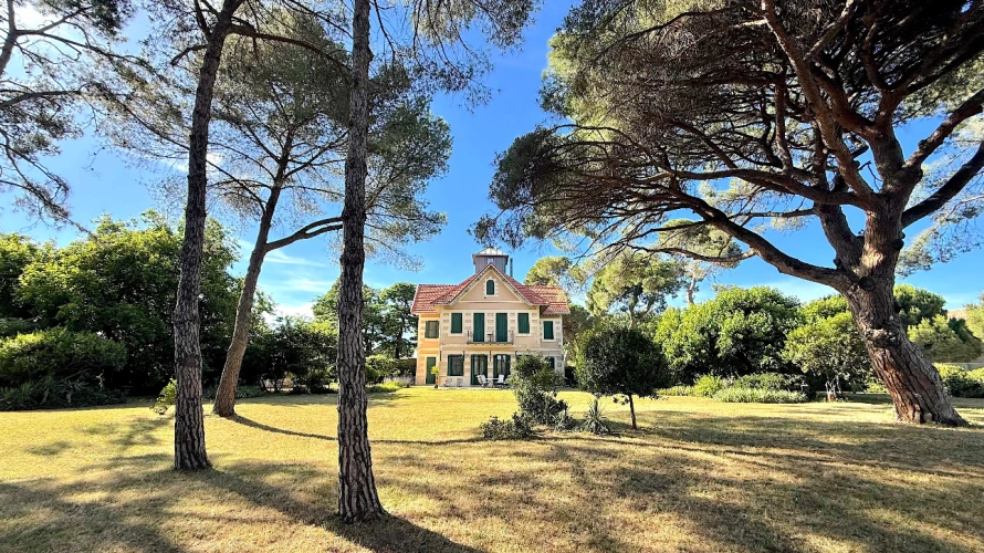 Photos 1 - Prestige - Élégante Propriété de Caractère aux Portes d'Aigues-Mortes