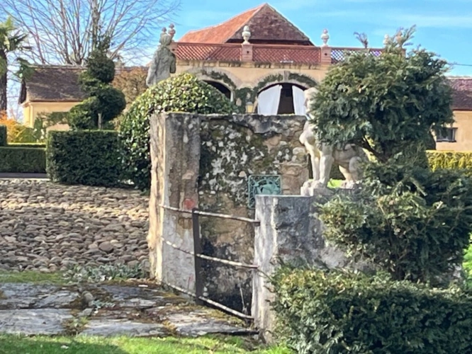 Photos 51 - Prestige - ELEGANT CHATEAU XVIIIs, sans travaux, sur 1 hectare clos de murs, jardin paysagé, chapelle, orangerie, dépendances, pour famille, evenementiel  près de Pau, Lourdes, Marciac, Tarbes