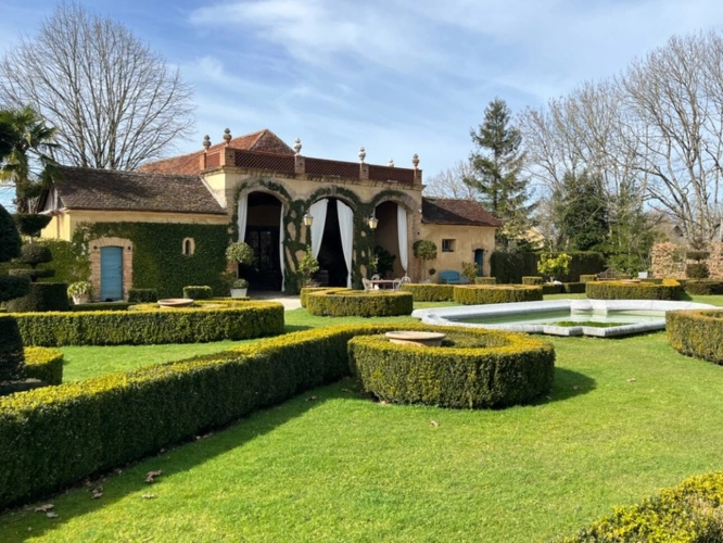 Photos 56 - Prestige - ELEGANT CHATEAU XVIIIs, sans travaux, sur 1 hectare clos de murs, jardin paysagé, chapelle, orangerie, dépendances, pour famille, evenementiel  près de Pau, Lourdes, Marciac, Tarbes